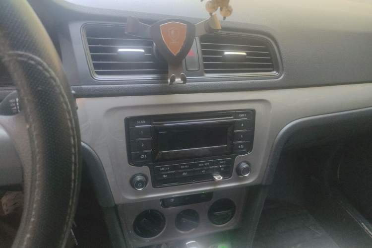 Used Volkswagen Lavida 2013 Revised Classic 1.6L Automatic Fashion Edition Audio And AC Panel