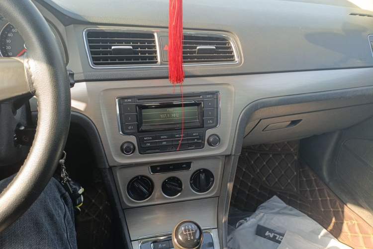 Used Volkswagen Lavida 2013 Restyled Classic 1.6L Manual Comfort Edition Audio And AC Panel