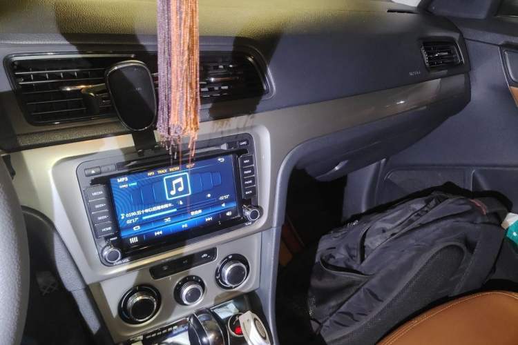 Used Volkswagen Lavida 2013 Revised Classic 1.6L Automatic Fashion Edition Audio And AC Panel