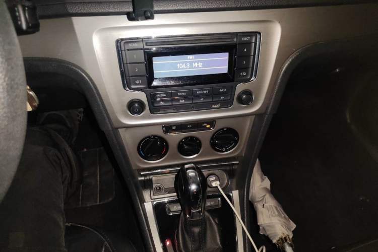 Used Volkswagen Lavida 2013 Restyled Classic 1.6L Automatic Comfort Edition Audio And AC Panel