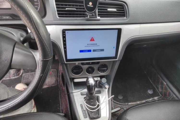 Used Volkswagen Lavida 2013 Revised Classic 1.6L Automatic Fashion Edition Audio And AC Panel