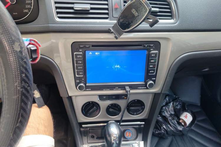 Used Volkswagen Lavida 2013 Restyled Classic 1.6L Automatic Comfort Edition Audio And AC Panel