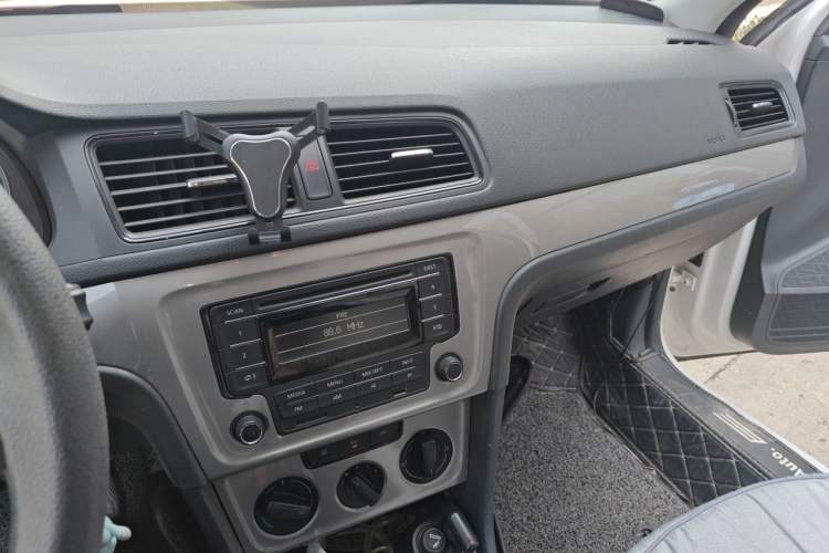 Used Volkswagen Lavida 2013 Revised Classic 1.6L Manual Fashion Edition Audio And AC Panel