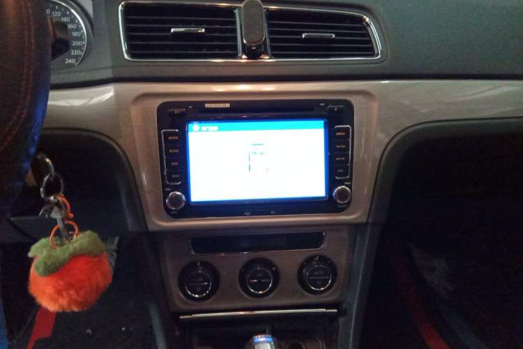 Used Volkswagen Lavida 2013 Revised Version 1.6L Automatic Luxury Edition Audio And AC Panel