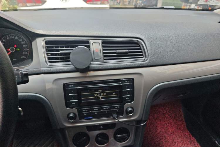 Used Volkswagen Lavida 2013 Revised Classic 1.6L Automatic Fashion Edition Audio And AC Panel