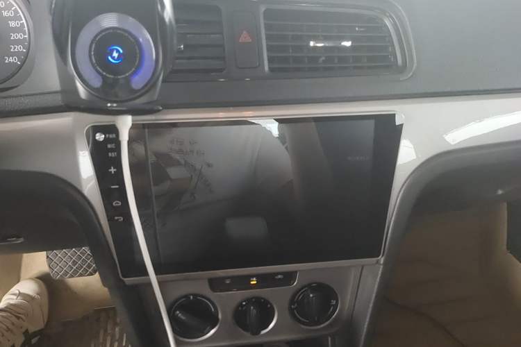 Used Volkswagen Lavida 2013 Revised Classic 1.6L Automatic Fashion Edition Audio And AC Panel