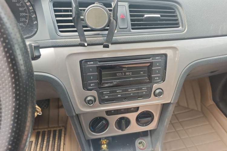 Used Volkswagen Lavida 2013 Revised Classic 1.6L Manual Fashion Edition Audio And AC Panel