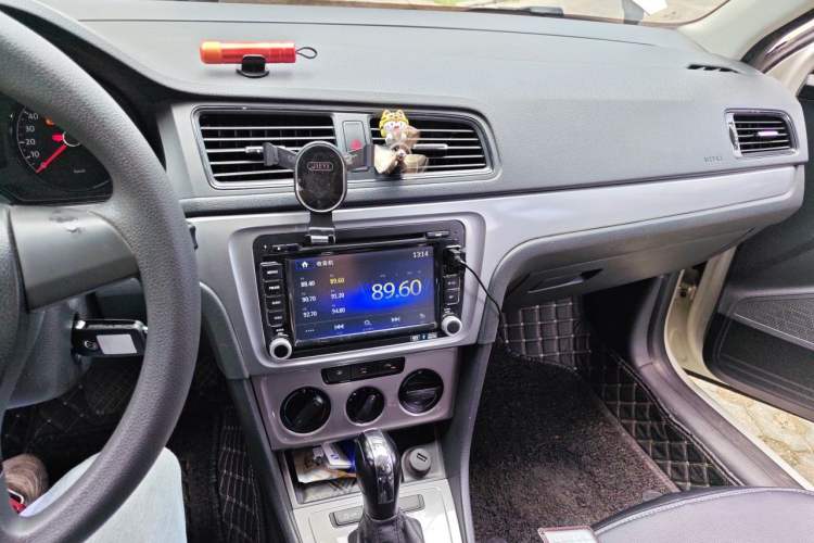 Used Volkswagen Lavida 2013 Revised Classic 1.6L Automatic Fashion Edition Audio And AC Panel