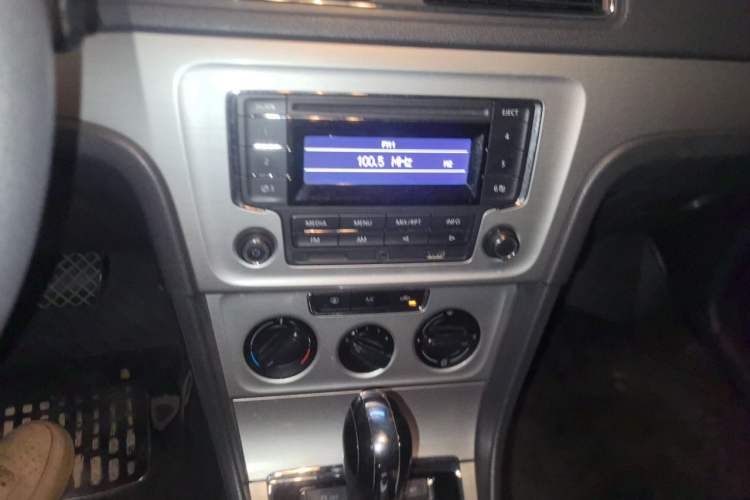 Used Volkswagen Lavida 2013 1.6L Automatic Comfort Edition Audio And AC Panel