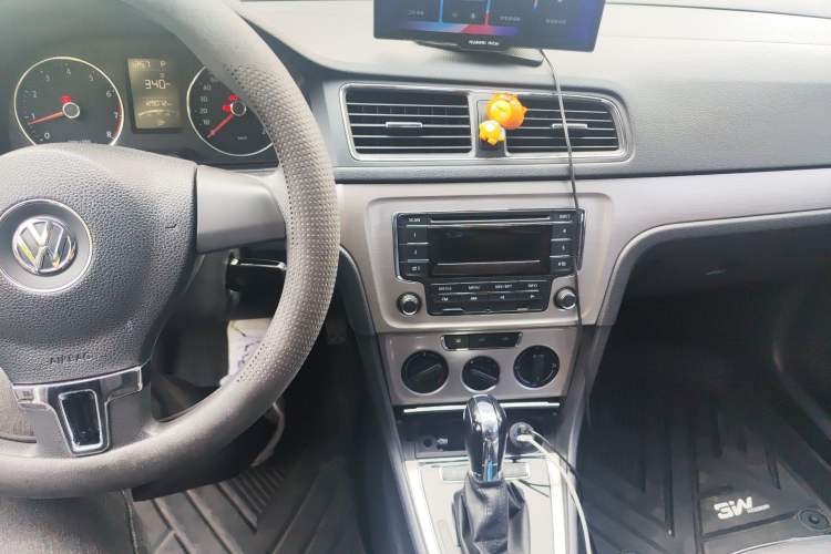 Used Volkswagen Lavida 2013 Restyled Classic 1.6L Automatic Comfort Edition Audio And AC Panel