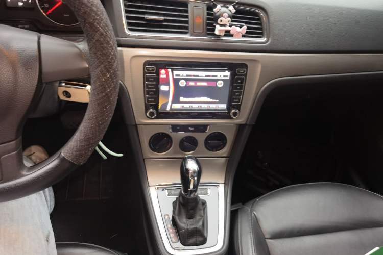 Used Volkswagen Lavida 2013 Restyled Classic 1.6L Automatic Comfort Edition Audio And AC Panel