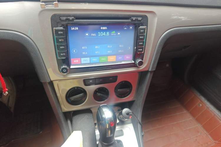 Used Volkswagen Lavida 2013 Revised Classic 1.6L Automatic Fashion Edition Audio And AC Panel