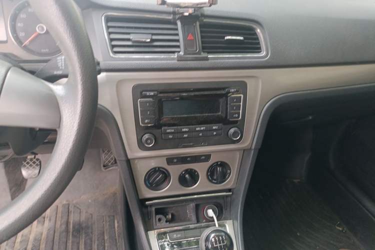 Used Volkswagen Lavida 2013 1.6L Manual Fashion Edition Audio And AC Panel