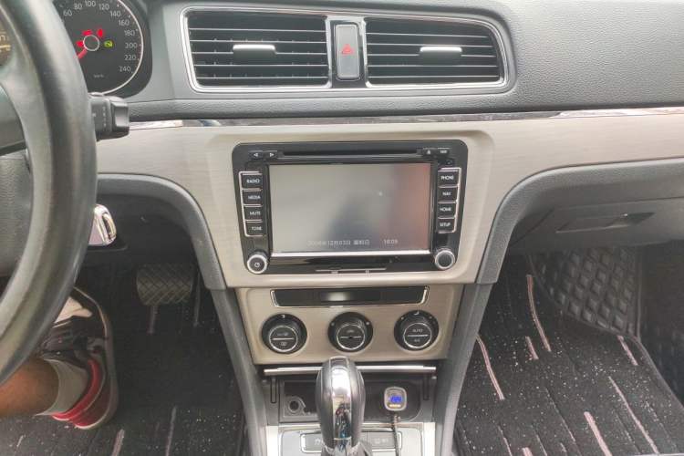 Used Volkswagen Lavida 2013 1.6L Automatic Luxury Edition Audio And AC Panel