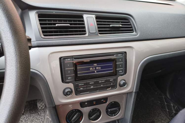 Used Volkswagen Lavida 2013 Revised Classic 1.6L Automatic Fashion Edition Audio And AC Panel