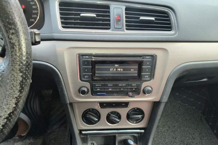 Used Volkswagen Lavida 2013 Restyled Classic 1.6L Automatic Comfort Edition Audio And AC Panel