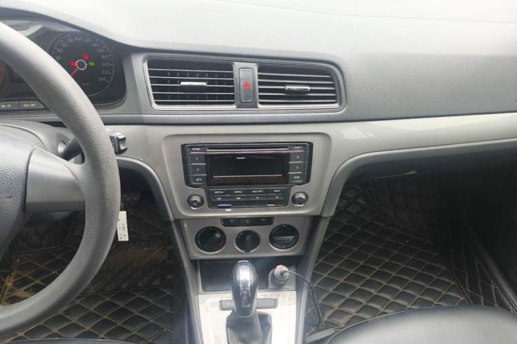 Used Volkswagen Lavida 2013 Revised Classic 1.6L Automatic Fashion Edition Audio And AC Panel