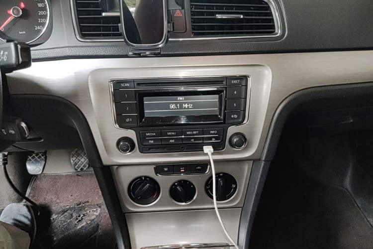 Used Volkswagen Lavida 2013 Restyled Classic 1.6L Manual Comfort Edition Audio And AC Panel