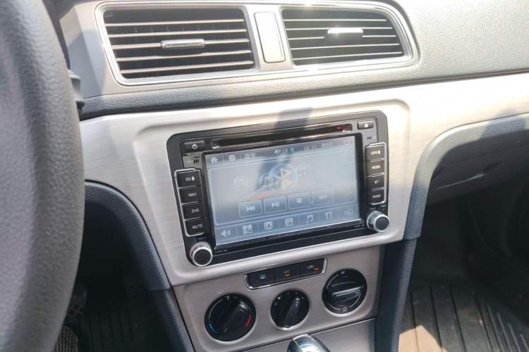 Used Volkswagen Lavida 2013 Restyled Classic 1.6L Automatic Comfort Edition Audio And AC Panel