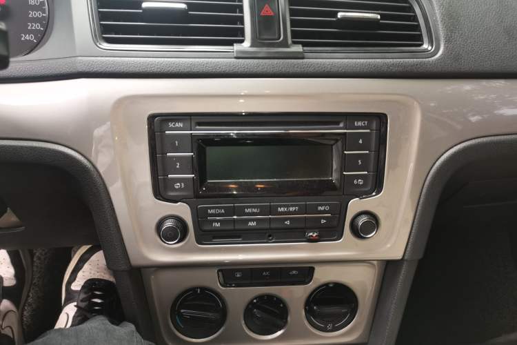 Used Volkswagen Lavida 2013 Revised Classic 1.6L Manual Fashion Edition Audio And AC Panel