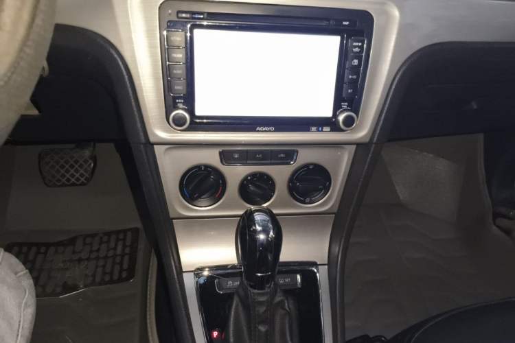 Used Volkswagen Lavida 2013 Restyled Classic 1.6L Automatic Comfort Edition Audio And AC Panel