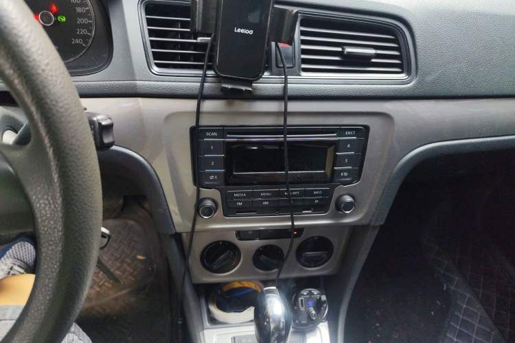 Used Volkswagen Lavida 2013 Revised Classic 1.6L Automatic Fashion Edition Audio And AC Panel