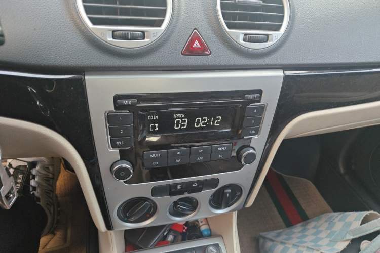 Used Volkswagen Lavida 2013 Classic 1.6L Manual Fashion Edition Audio And AC Panel