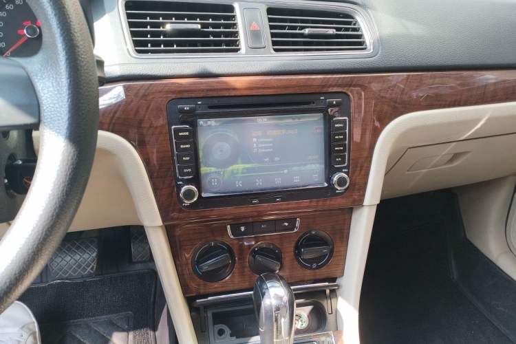 Used Volkswagen Lavida 2013 Restyled Classic 1.6L Automatic Comfort Edition Audio And AC Panel