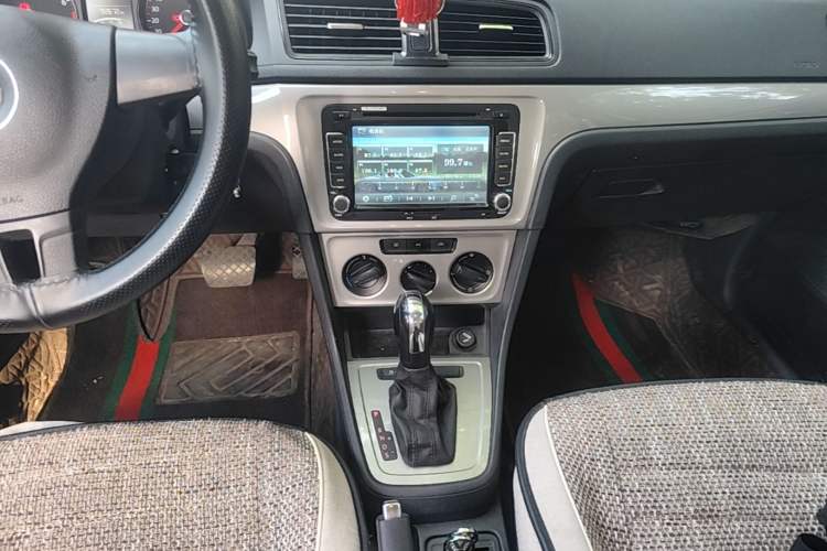 Used Volkswagen Lavida 2013 Revised Classic 1.6L Automatic Fashion Edition Audio And AC Panel