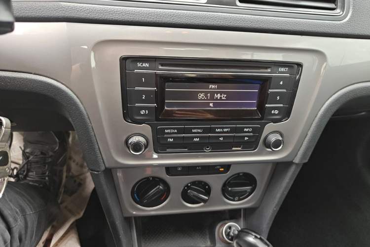 Used Volkswagen Lavida 2013 Revised Classic 1.6L Manual Fashion Edition Audio And AC Panel