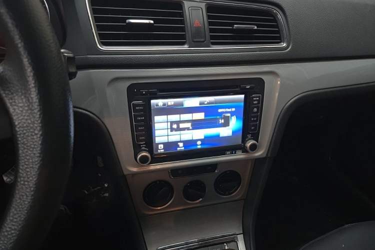 Used Volkswagen Lavida 2013 Restyled Classic 1.6L Manual Comfort Edition Audio And AC Panel