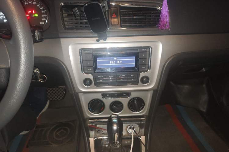 Used Volkswagen Lavida 2013 1.6L Automatic Comfort Edition Audio And AC Panel