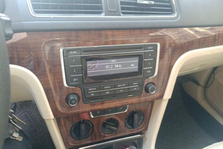 Used Volkswagen Lavida 2013 1.6L Manual Comfort Edition Audio And AC Panel