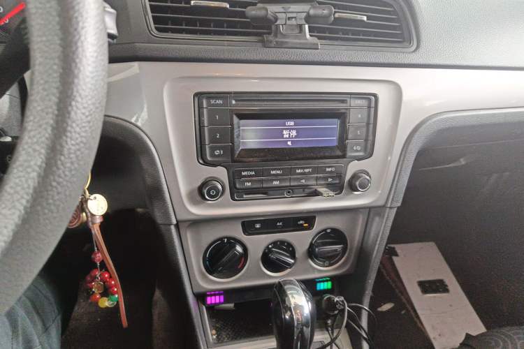 Used Volkswagen Lavida 2013 Revised Classic 1.6L Automatic Fashion Edition Audio And AC Panel