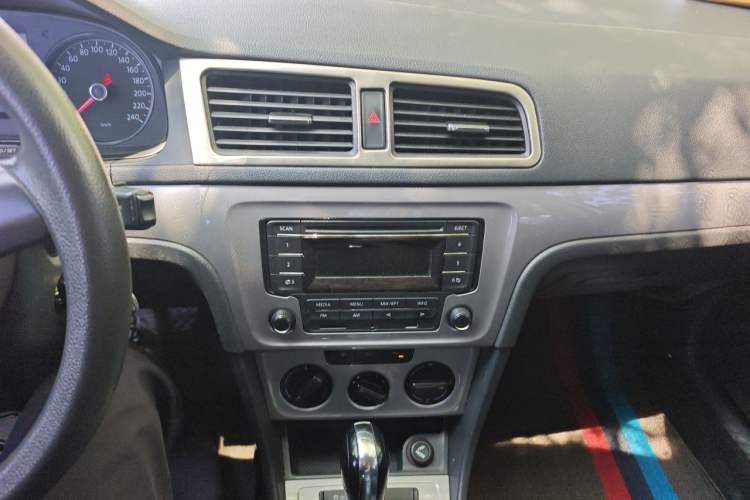 Used Volkswagen Lavida 2013 Revised Classic 1.6L Automatic Fashion Edition Audio And AC Panel
