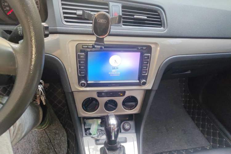 Used Volkswagen Lavida 2013 Revised Classic 1.6L Automatic Fashion Edition Audio And AC Panel