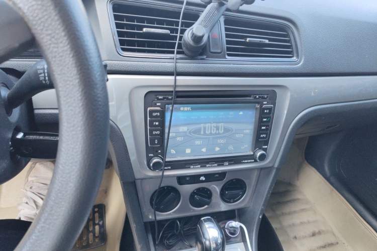 Used Volkswagen Lavida 2013 Revised Classic 1.6L Automatic Fashion Edition Audio And AC Panel