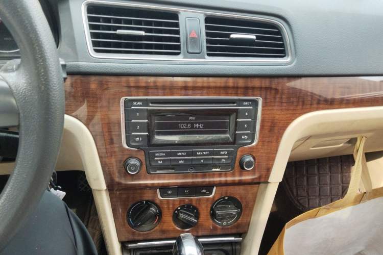 Used Volkswagen Lavida 2013 Restyled Classic 1.6L Automatic Comfort Edition Audio And AC Panel