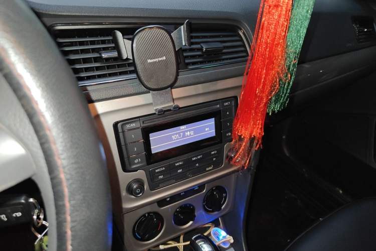 Used Volkswagen Lavida 2013 Revised Classic 1.6L Automatic Fashion Edition Audio And AC Panel