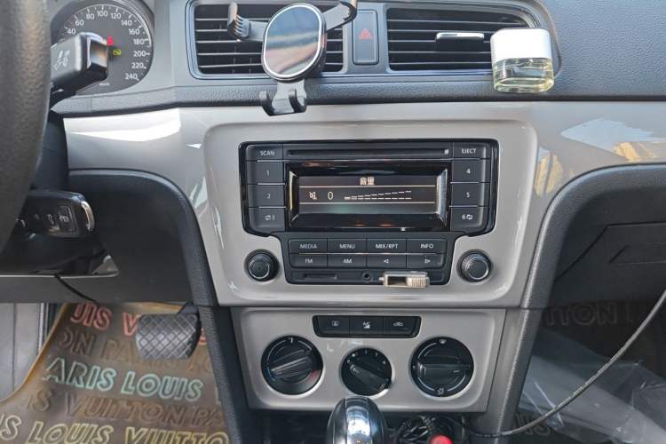 Used Volkswagen Lavida 2013 Revised Classic 1.6L Automatic Fashion Edition Audio And AC Panel