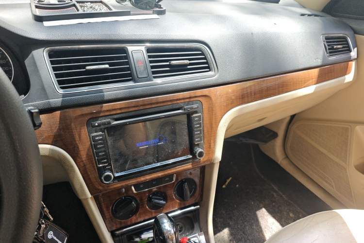 Used Volkswagen Lavida 2013 Restyled Classic 1.6L Automatic Comfort Edition Audio And AC Panel