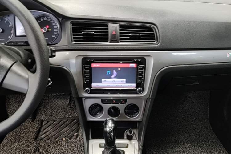 Used Volkswagen Lavida 2013 Revised Classic 1.6L Automatic Fashion Edition Audio And AC Panel