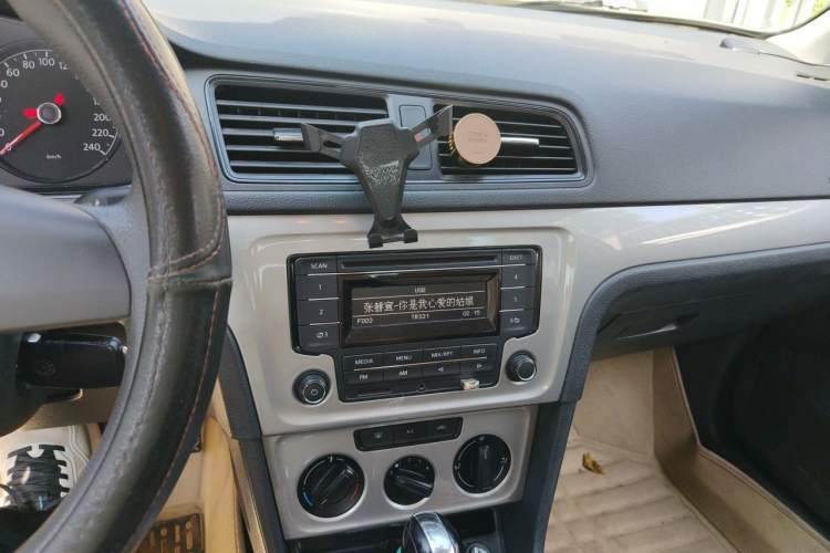 Used Volkswagen Lavida 2013 Revised Classic 1.6L Automatic Fashion Edition Audio And AC Panel