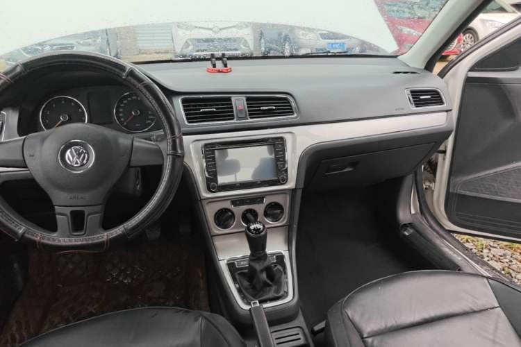 Used Volkswagen Lavida 2013 Restyled Classic 1.6L Manual Comfort Edition Audio And AC Panel
