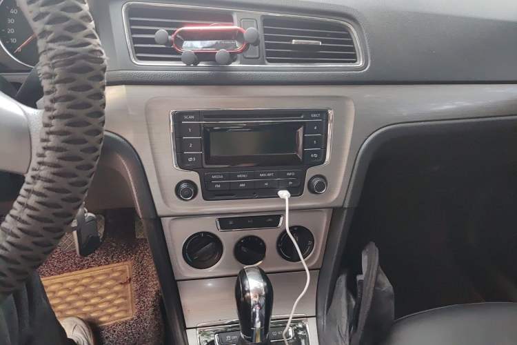 Used Volkswagen Lavida 2013 1.6L Automatic Comfort Edition Audio And AC Panel
