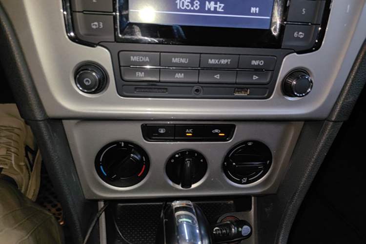 Used Volkswagen Lavida 2013 Revised Classic 1.6L Automatic Fashion Edition Audio And AC Panel