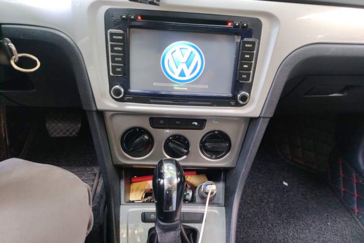 Used Volkswagen Lavida 2013 Revised Classic 1.6L Automatic Fashion Edition Audio And AC Panel