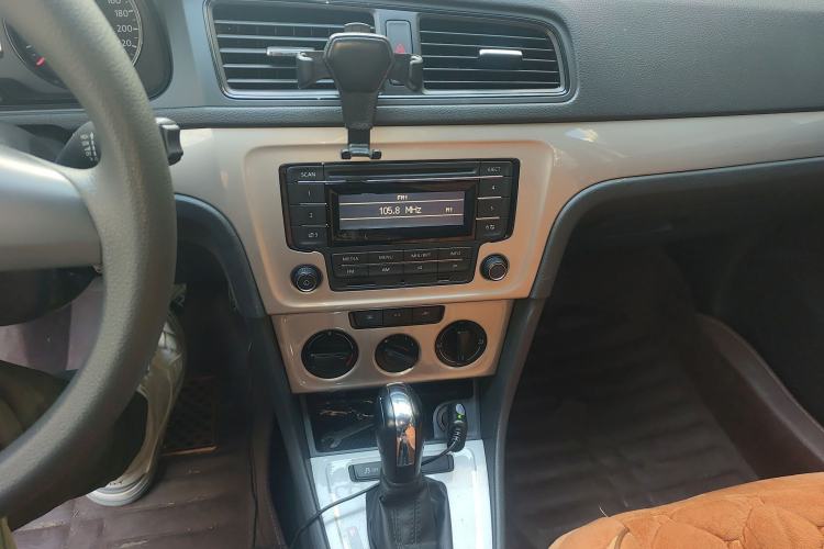 Used Volkswagen Lavida 2013 Revised Classic 1.6L Automatic Fashion Edition Audio And AC Panel