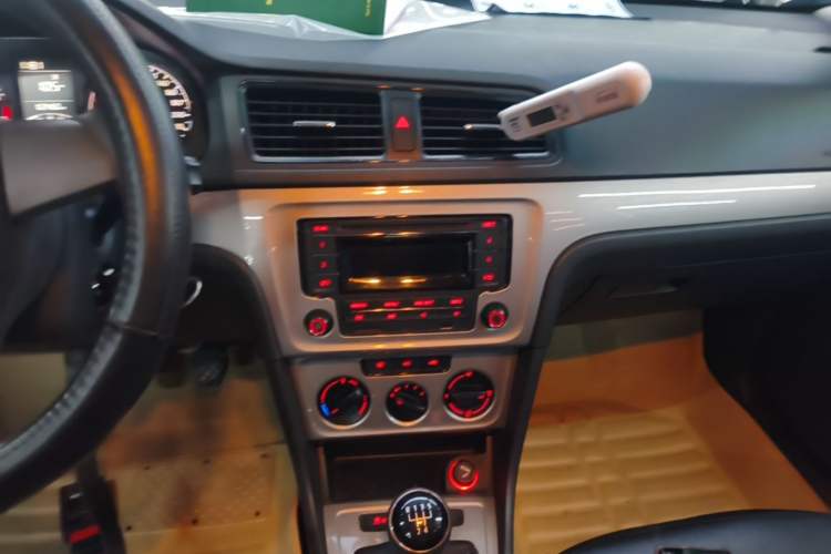 Used Volkswagen Lavida 2013 Revised Classic 1.6L Manual Fashion Edition Audio And AC Panel