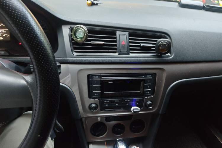 Used Volkswagen Lavida 2013 Revised Classic 1.6L Automatic Fashion Edition Audio And AC Panel